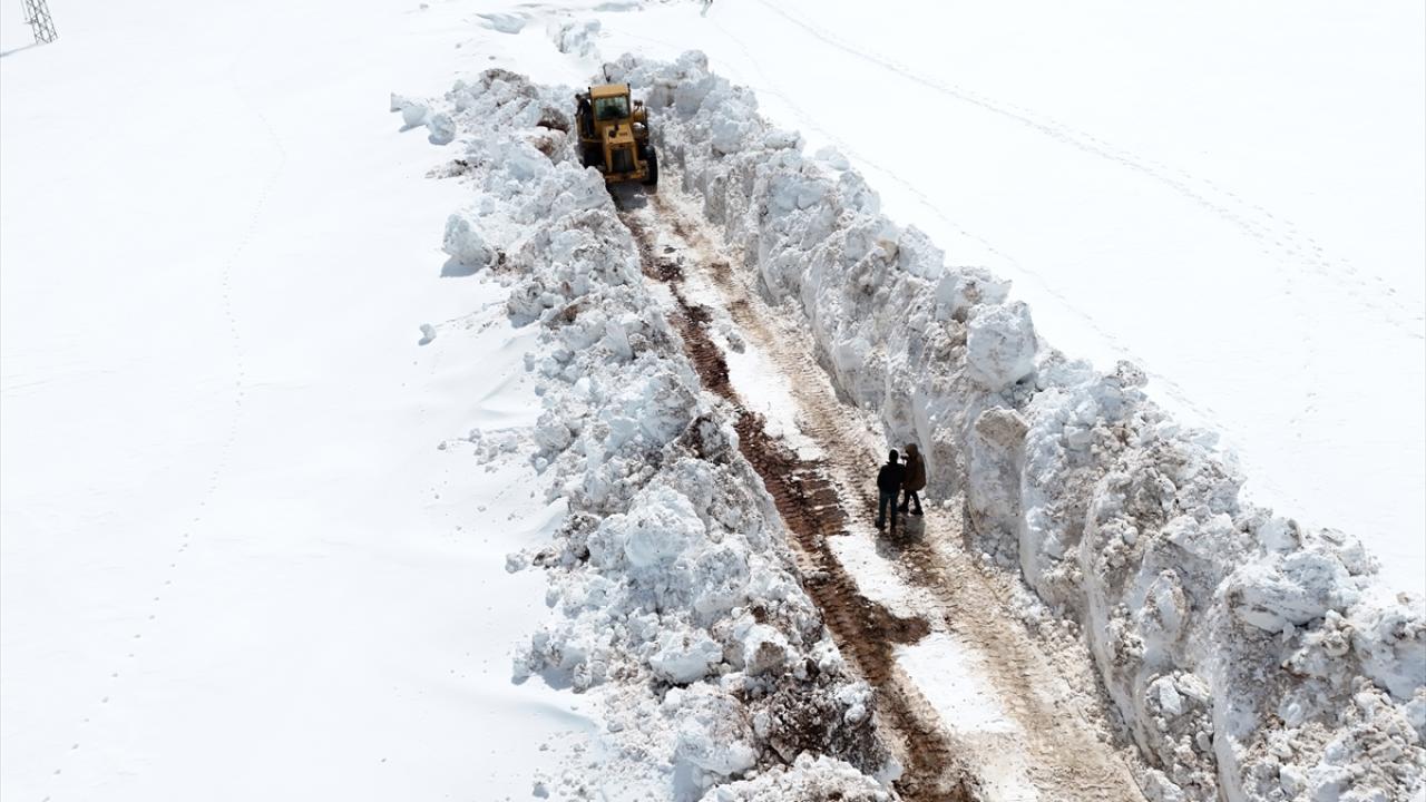 Foto - Bingöl aynı anda iki mevsimi yaşıyor! Kuzeyinde kış, güneyinde bahar