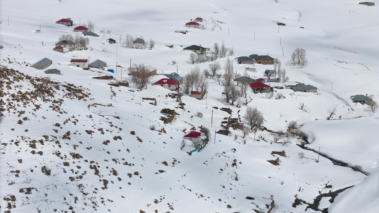 Foto - Bingöl aynı anda iki mevsimi yaşıyor! Kuzeyinde kış, güneyinde bahar