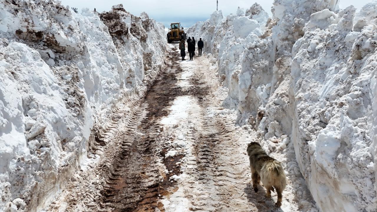 Foto - Bingöl aynı anda iki mevsimi yaşıyor! Kuzeyinde kış, güneyinde bahar