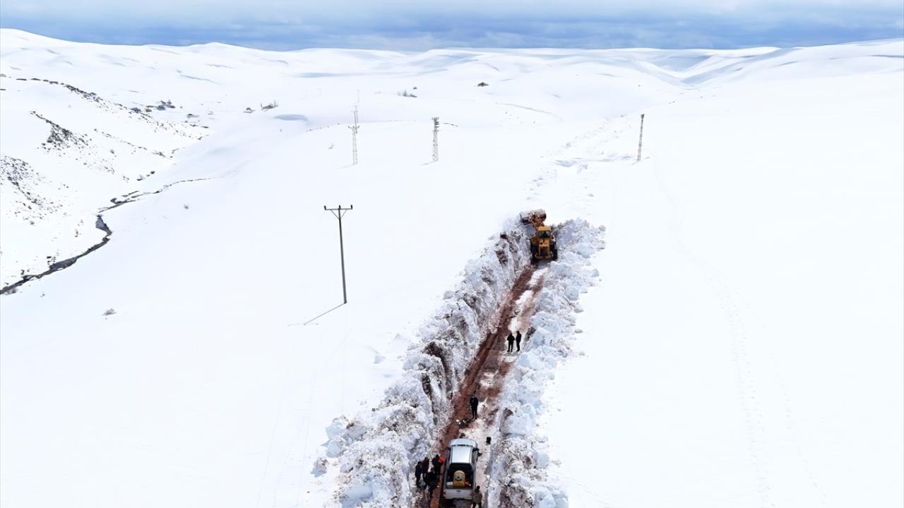 Foto - Bingöl aynı anda iki mevsimi yaşıyor! Kuzeyinde kış, güneyinde bahar