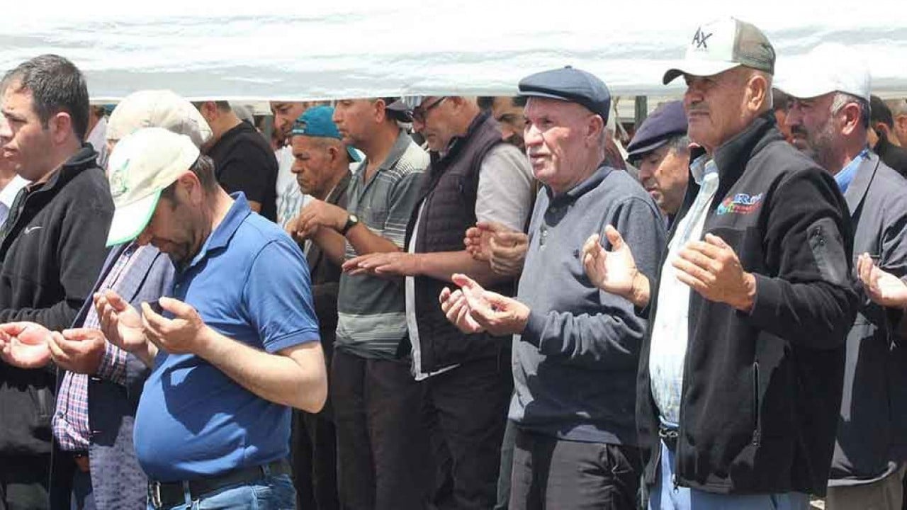 Foto - Yüzlerce insan yağmur duasına koştu: Ama bu kez yağsın diye değil