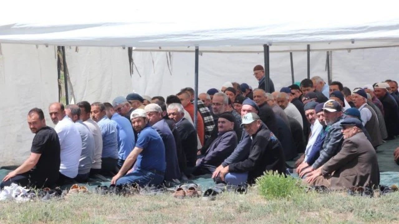 Yüzlerce insan yağmur duasına koştu: Ama bu kez yağsın diye değil