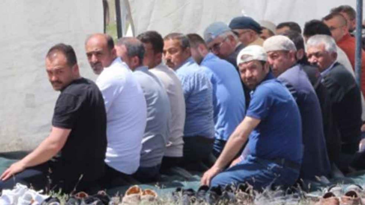 Foto - Yüzlerce insan yağmur duasına koştu: Ama bu kez yağsın diye değil