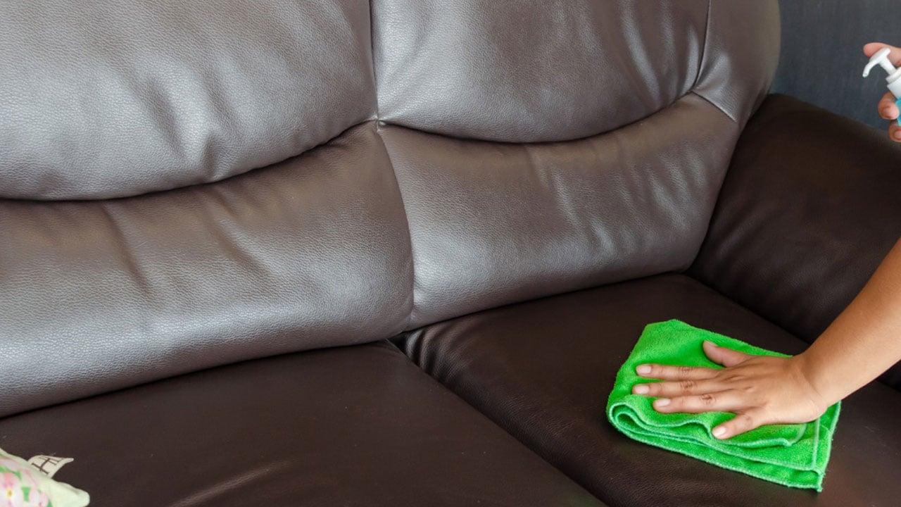 Foto - Binlerce liralık koltukları mahvediyor! Deri koltuk temizliğinde bu ürünleri kullanmayın