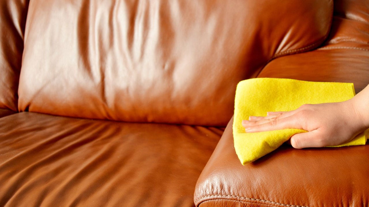 Binlerce liralık koltukları mahvediyor! Deri koltuk temizliğinde bu ürünleri kullanmayın