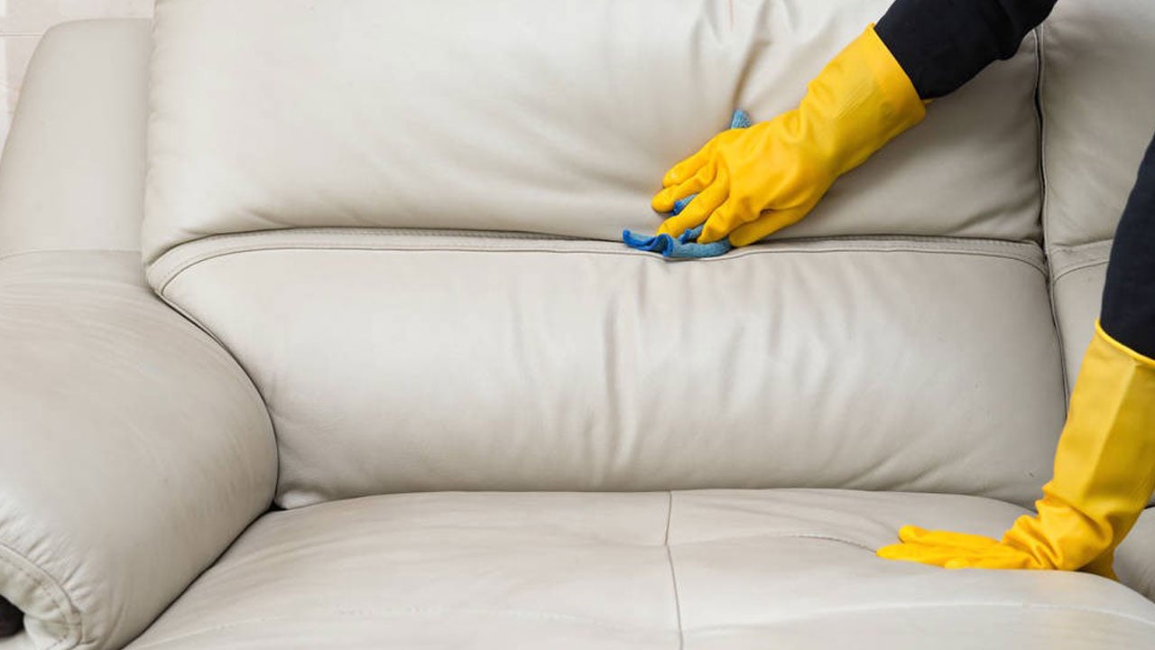 Foto - Binlerce liralık koltukları mahvediyor! Deri koltuk temizliğinde bu ürünleri kullanmayın