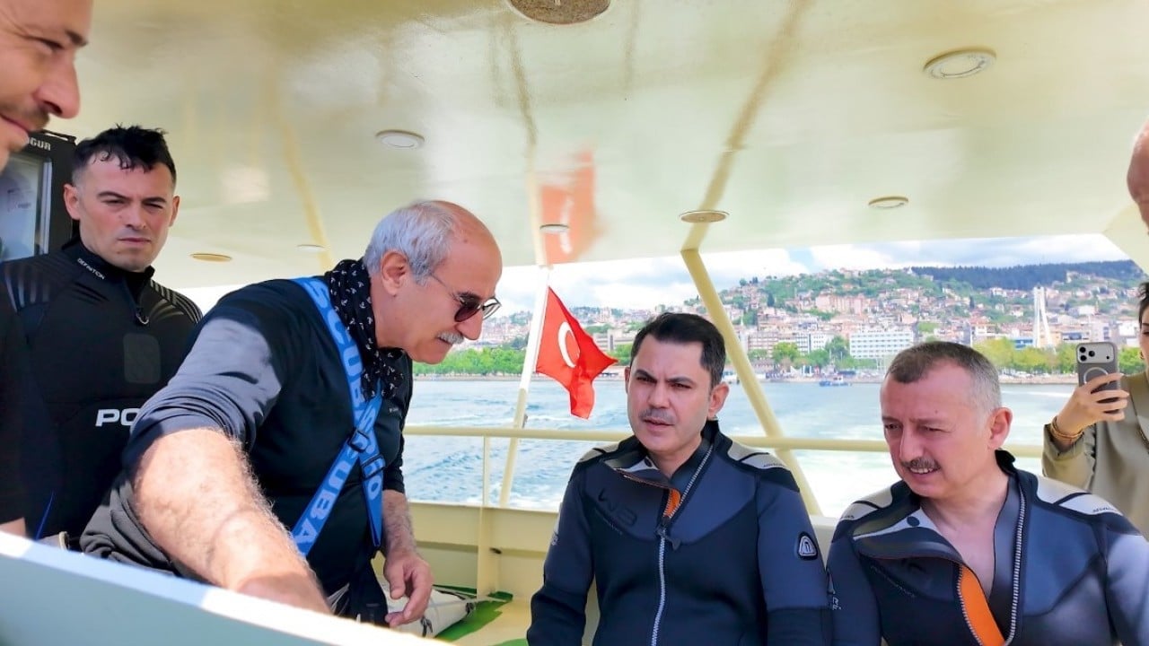 Foto - Bir bakmışsın hizmet adamı Ankara’da bir bakmışsın suyun altında! Bakan Kurum körfeze tüple daldı