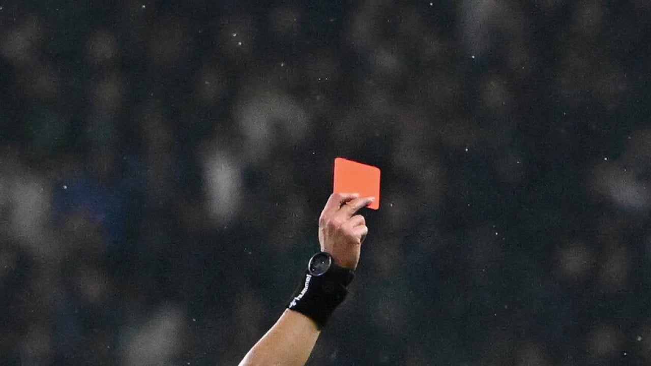 Foto - Bir derbi klasiği: Havada uçuşan kartlar