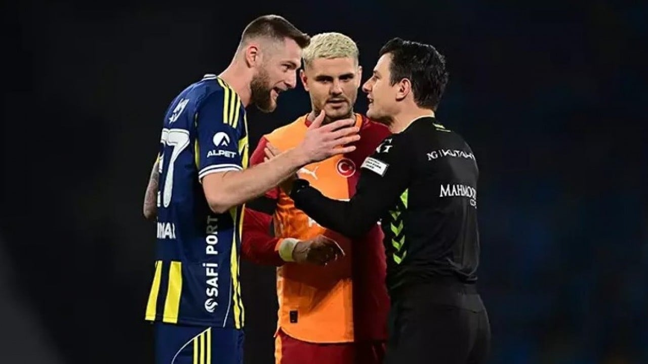 Foto - Bir derbi klasiği: Havada uçuşan kartlar