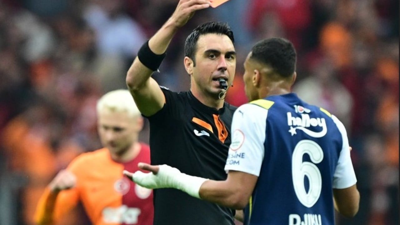 Foto - Bir derbi klasiği: Havada uçuşan kartlar