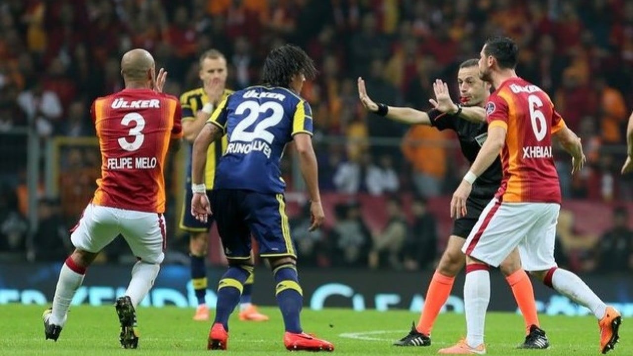 Foto - Bir derbi klasiği: Havada uçuşan kartlar