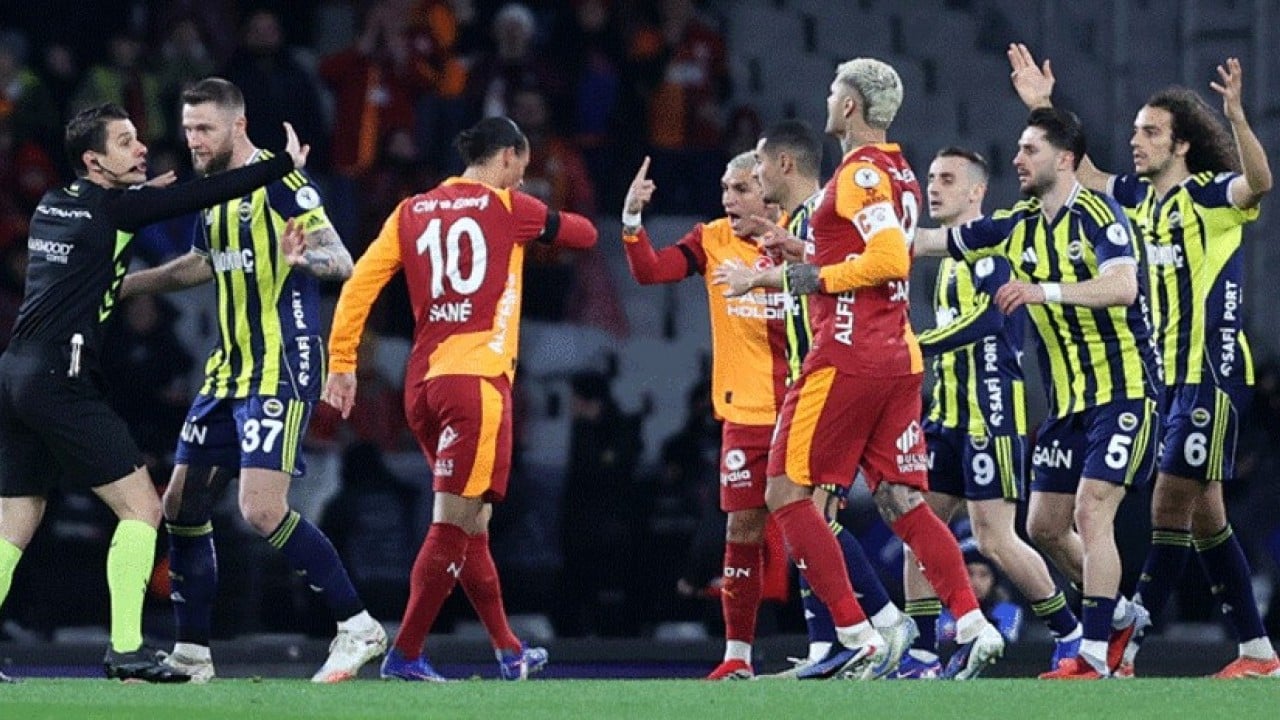 Foto - Bir derbi klasiği: Havada uçuşan kartlar