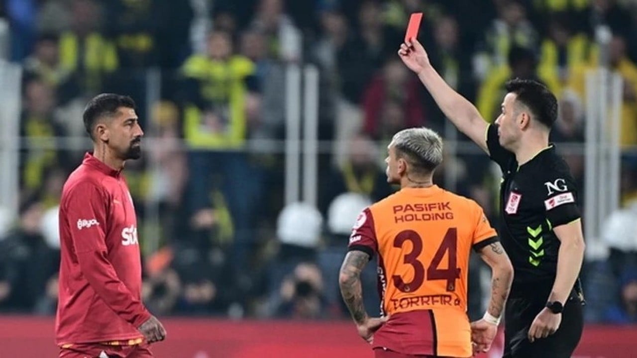 Foto - Bir derbi klasiği: Havada uçuşan kartlar