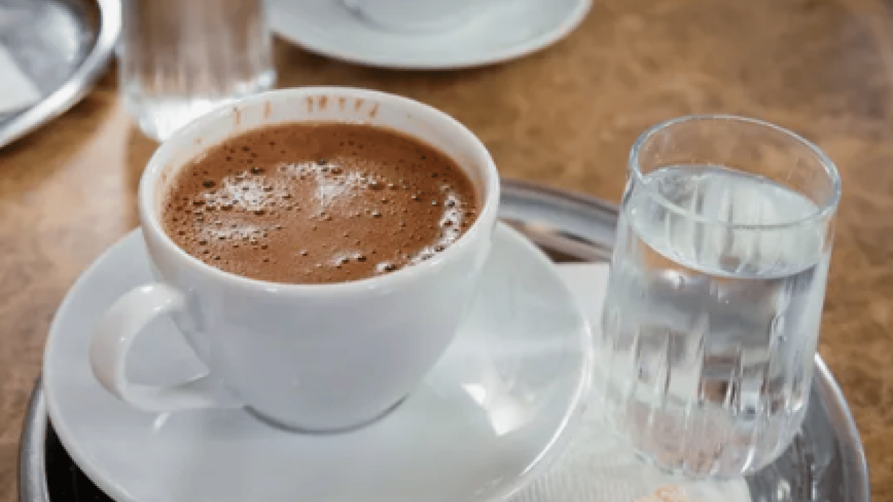 Foto - Bir fincan kahve deyip geçmeyin... Kahve tüketmeyi bıraktığınızda saçınıza neler olur?