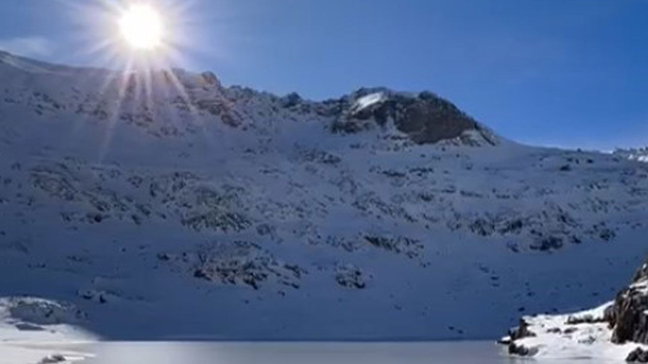 Bir gecede dondu! Artabel Gölleri kış masalına döndü