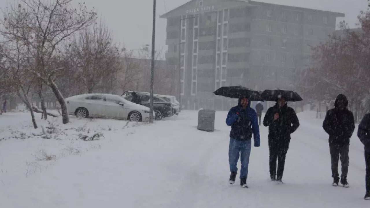 Bir gecede kar altında kaldılar: 180 köy yolu ulaşıma kapandı!