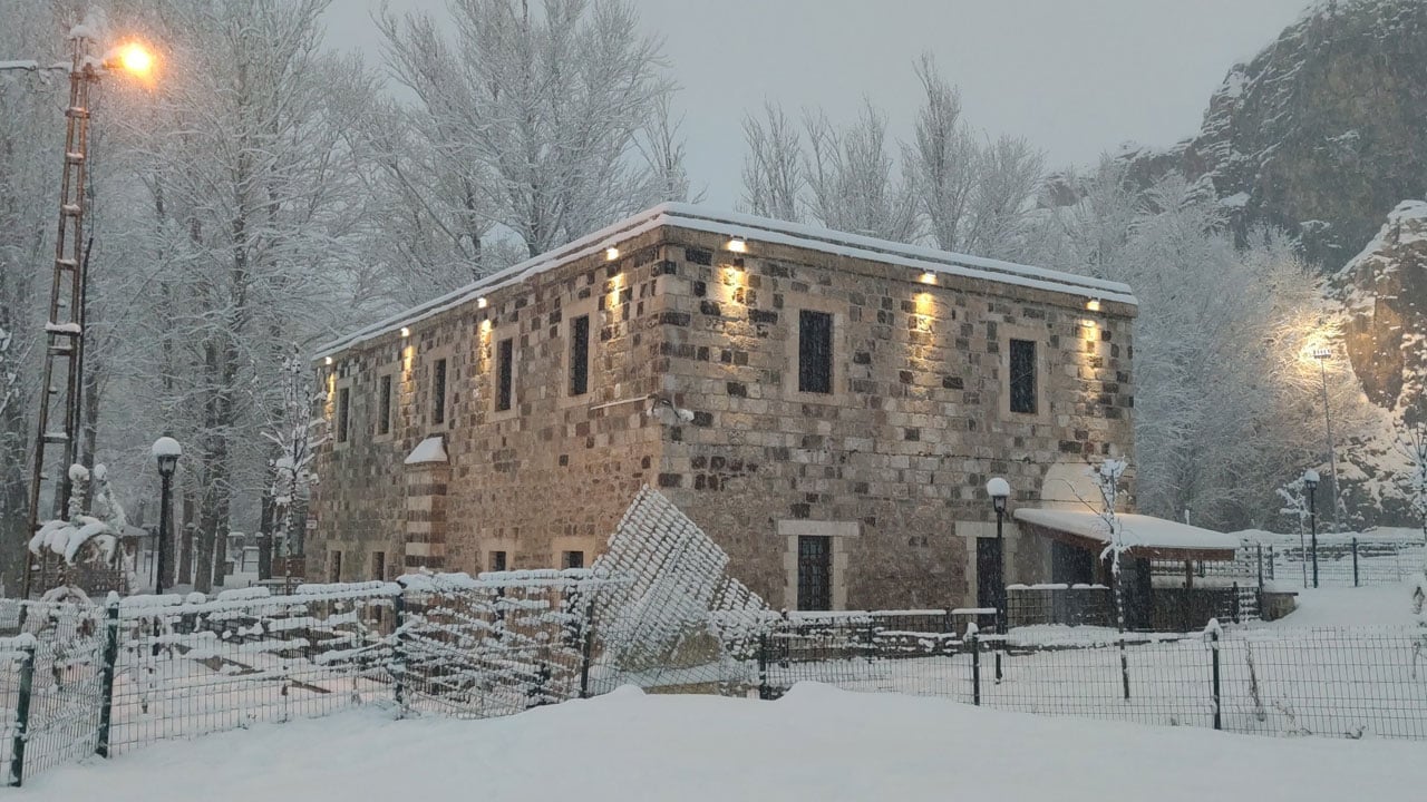 Foto - Bir gecede tüm şehir değişti! Beyaz örtü tarihi silueti ortaya çıkardı