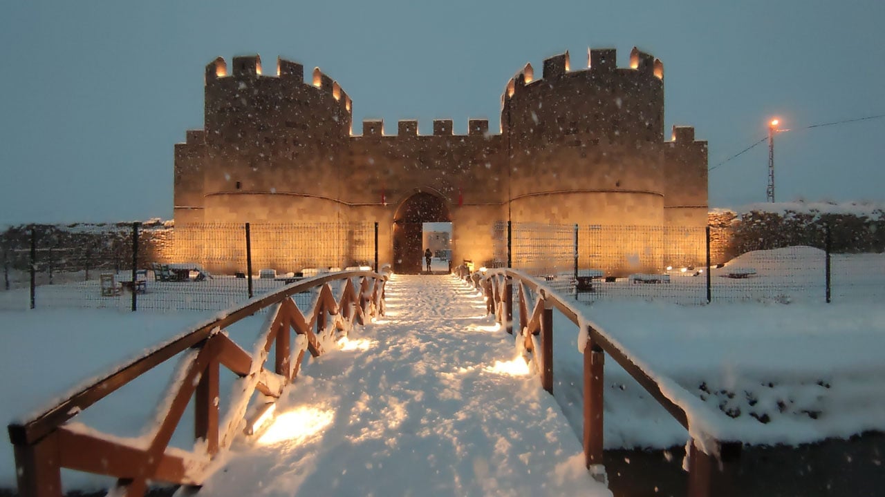 Foto - Bir gecede tüm şehir değişti! Beyaz örtü tarihi silueti ortaya çıkardı