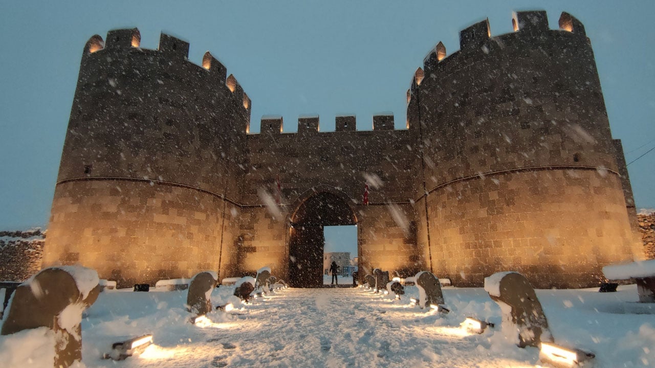 Foto - Bir gecede tüm şehir değişti! Beyaz örtü tarihi silueti ortaya çıkardı