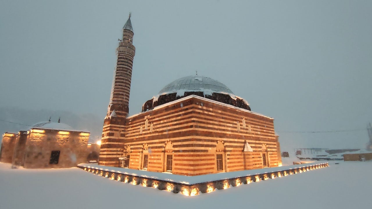 Bir gecede tüm şehir değişti! Beyaz örtü tarihi silueti ortaya çıkardı