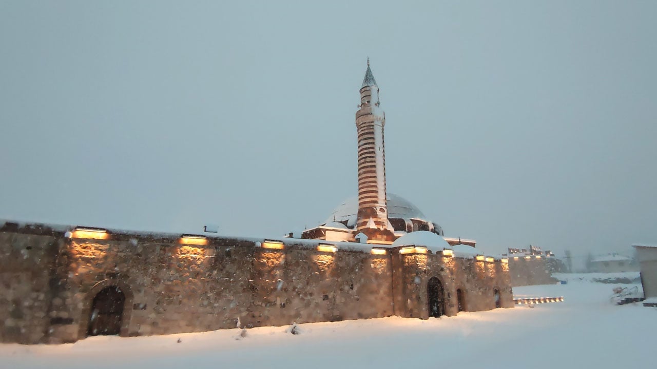Foto - Bir gecede tüm şehir değişti! Beyaz örtü tarihi silueti ortaya çıkardı