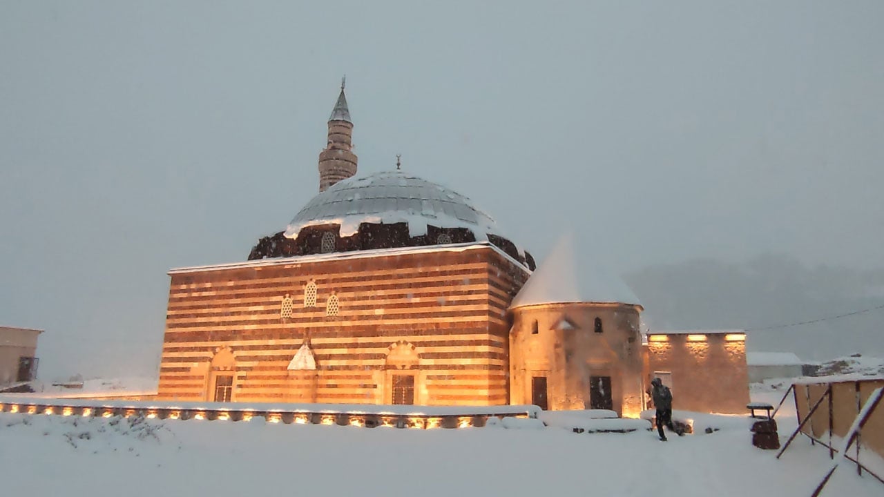 Foto - Bir gecede tüm şehir değişti! Beyaz örtü tarihi silueti ortaya çıkardı