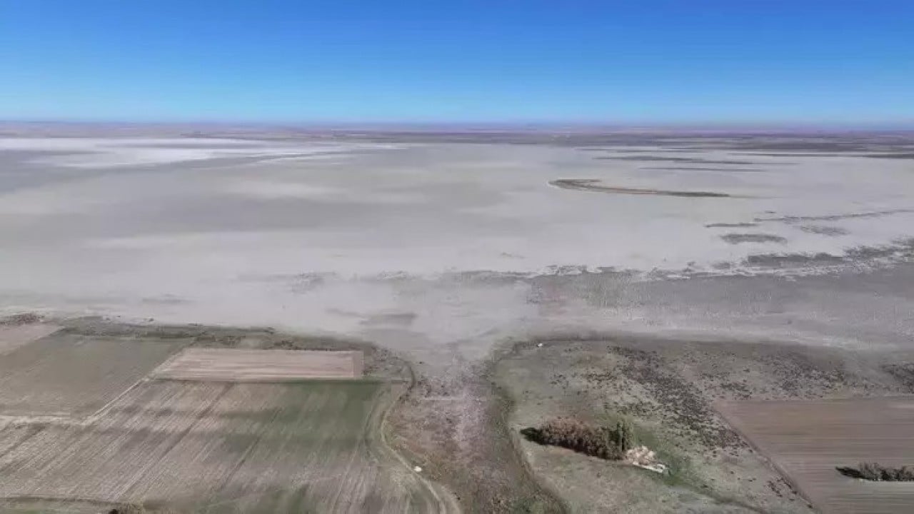 Bir göl daha kuruyarak yok oldu