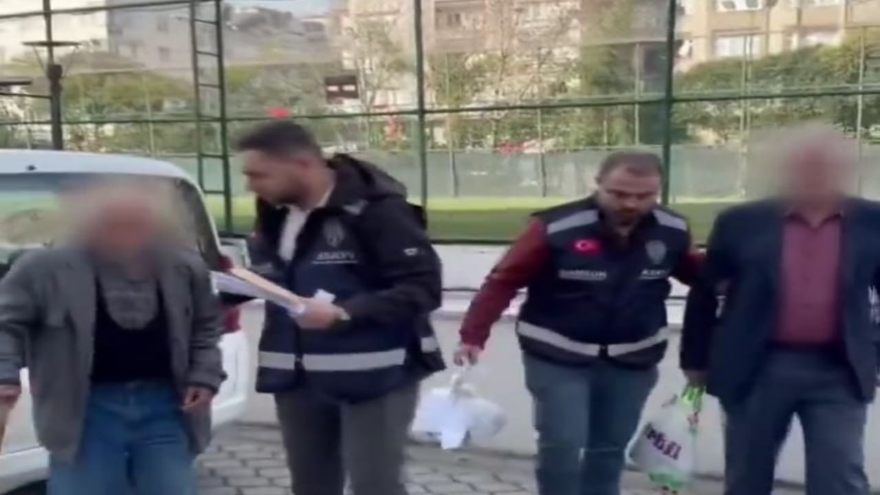 Foto - Bir gözleri toprağa bakıyor, ama yedikleri nane "yuh" dedirtti! İki yaşlı adamdan, parkta skandal görüntü