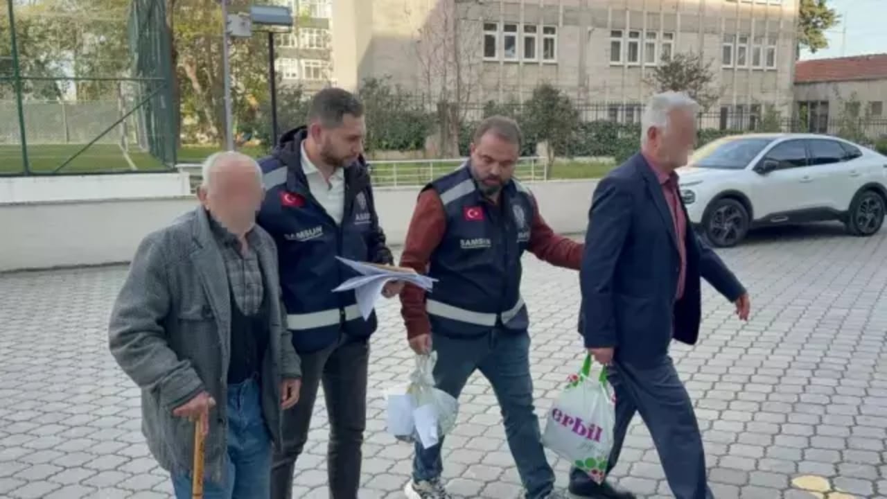 Foto - Bir gözleri toprağa bakıyor, ama yedikleri nane "yuh" dedirtti! İki yaşlı adamdan, parkta skandal görüntü