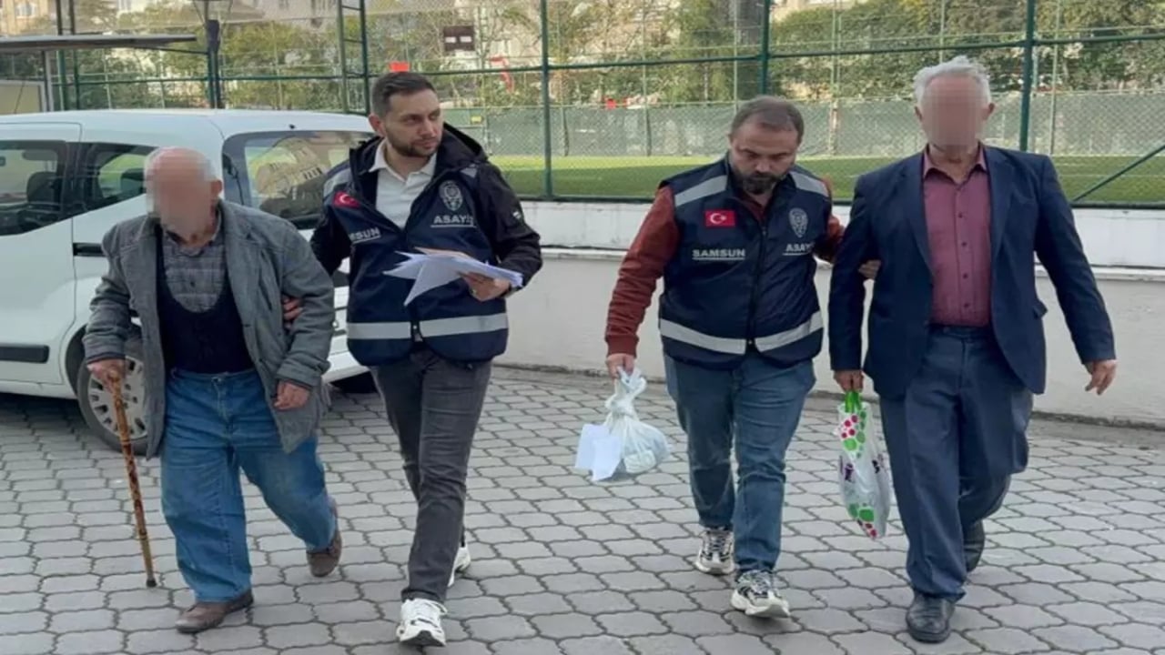 Bir gözleri toprağa bakıyor, ama yedikleri nane "yuh" dedirtti! İki yaşlı adamdan, parkta skandal görüntü