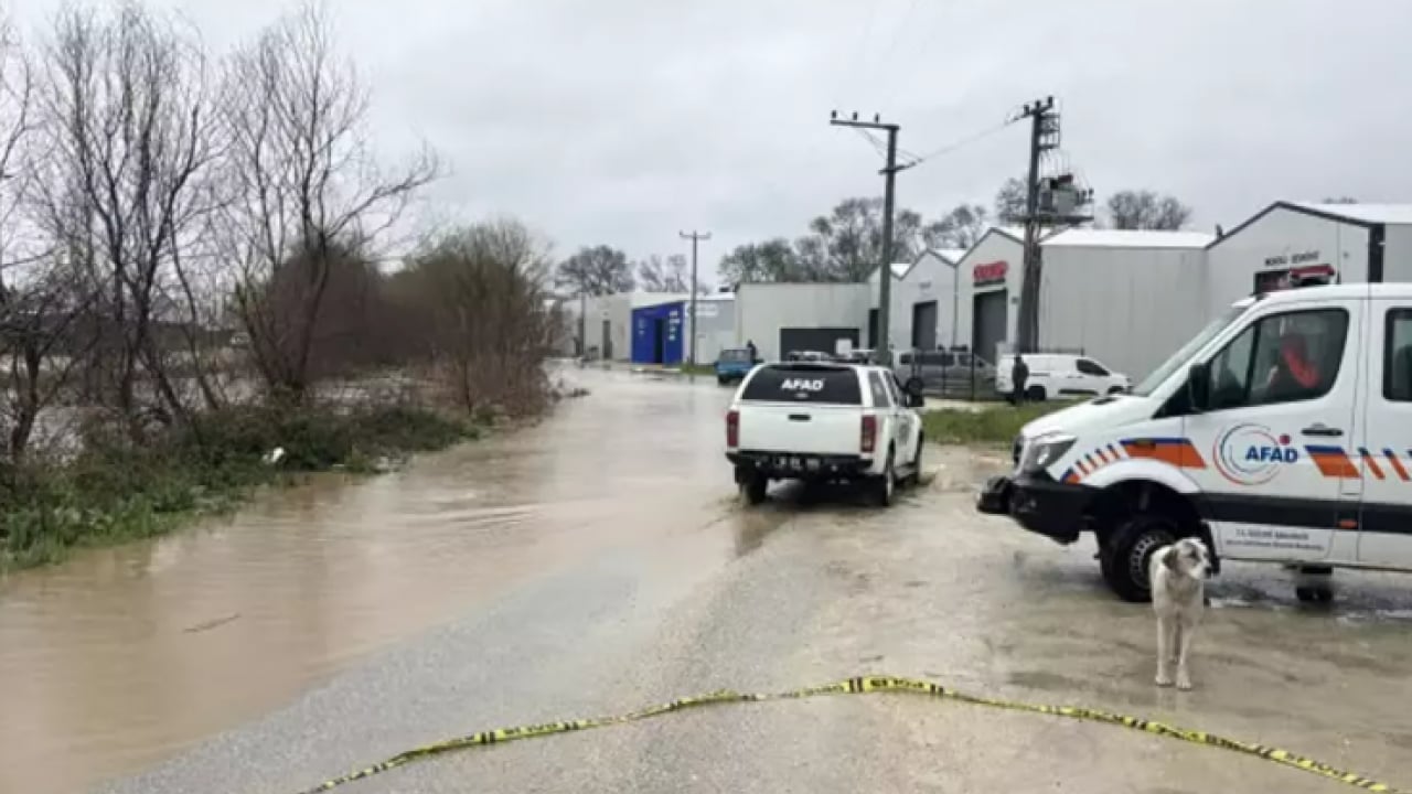 Bir ilde daha hayat felç oldu: Dereler taştı, evler sular altında kaldı!