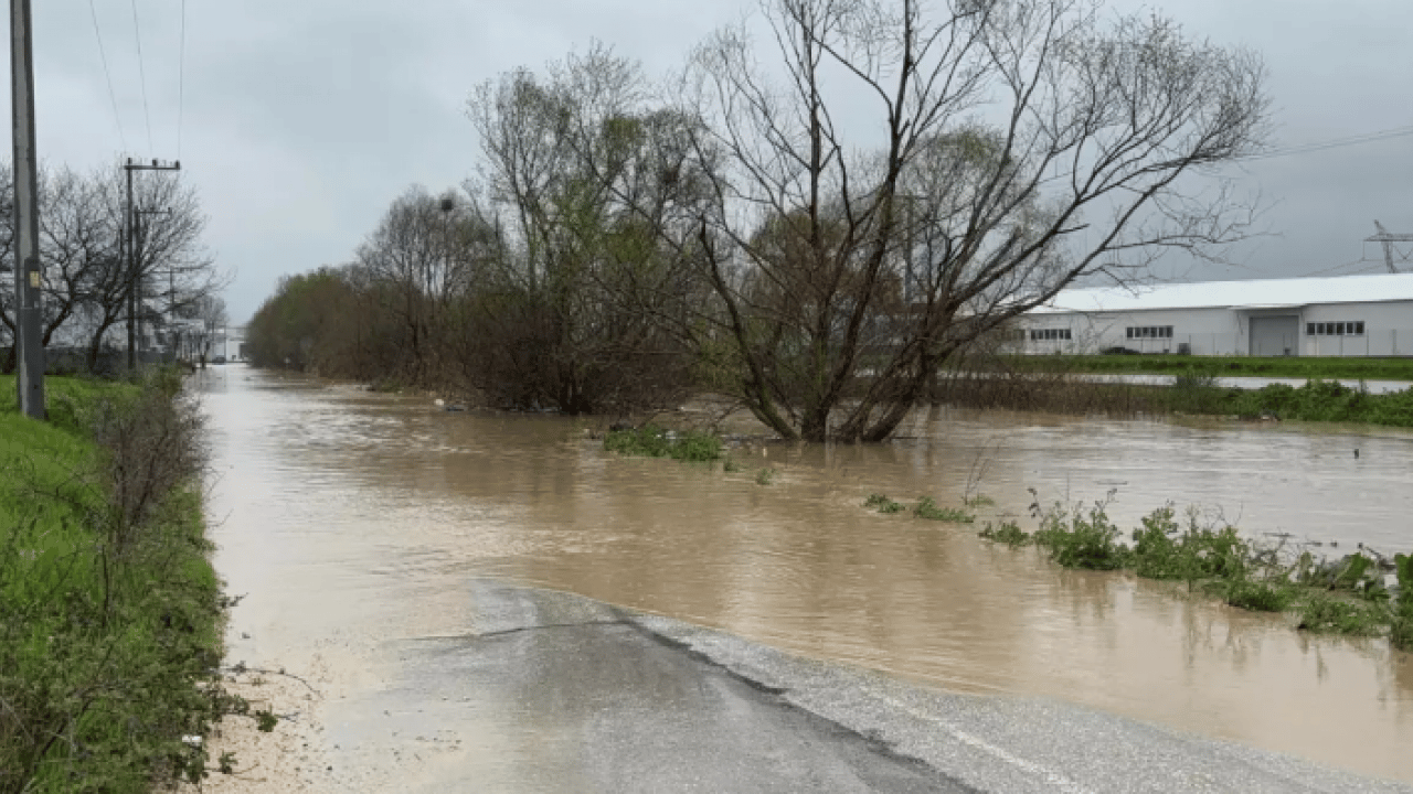 Foto - Bir ilde daha hayat felç oldu: Dereler taştı, evler sular altında kaldı!