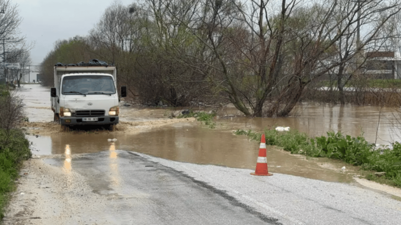 Foto - Bir ilde daha hayat felç oldu: Dereler taştı, evler sular altında kaldı!