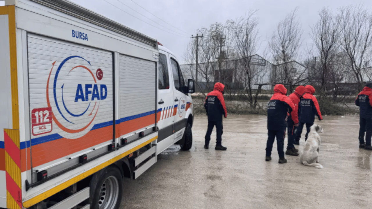 Foto - Bir ilde daha hayat felç oldu: Dereler taştı, evler sular altında kaldı!