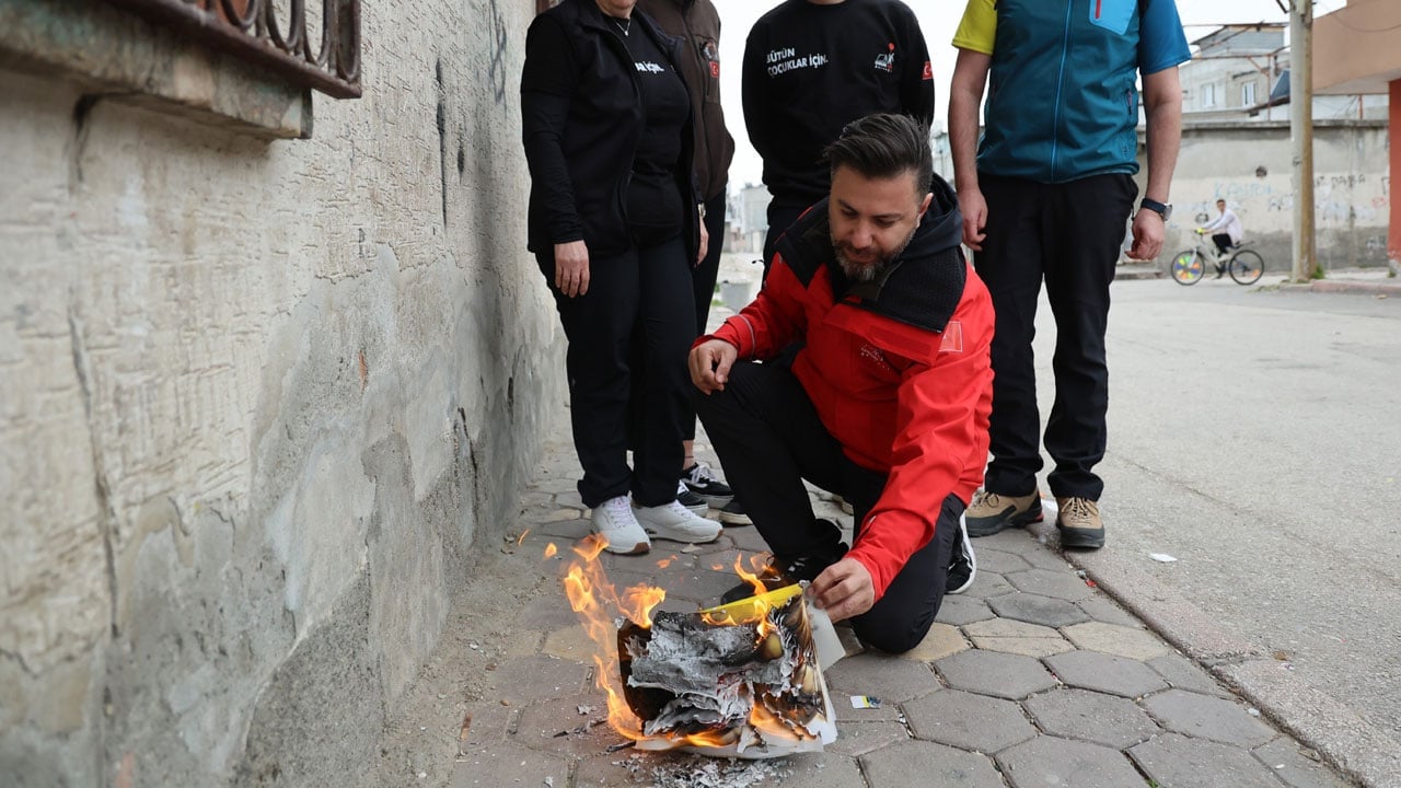 Bir mahalle bayrama borçsuz giriyor! Hayırsever bakkalın veresiye defterini yaktı