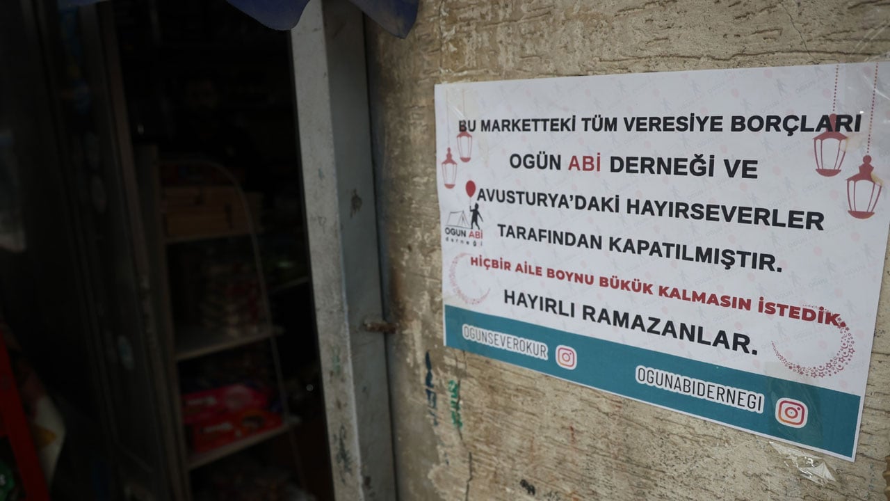 Foto - Bir mahalle bayrama borçsuz giriyor! Hayırsever bakkalın veresiye defterini yaktı