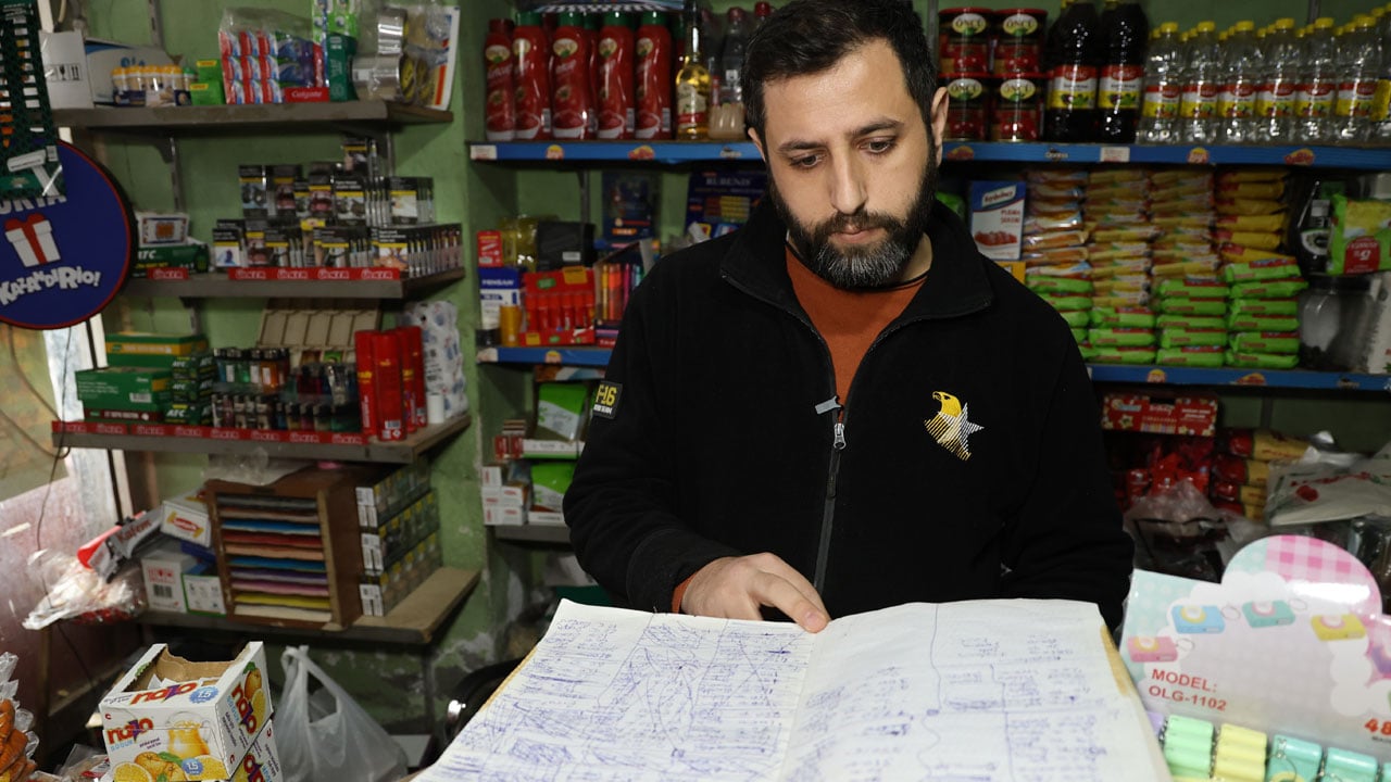 Foto - Bir mahalle bayrama borçsuz giriyor! Hayırsever bakkalın veresiye defterini yaktı