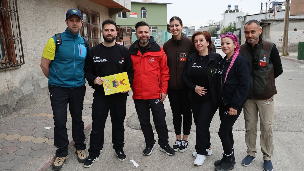 Foto - Bir mahalle bayrama borçsuz giriyor! Hayırsever bakkalın veresiye defterini yaktı