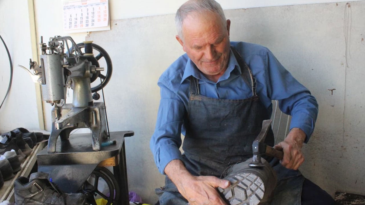 Bir ömür aynı tezgahta! Babasından kalan makineyle teknolojiye direniyor