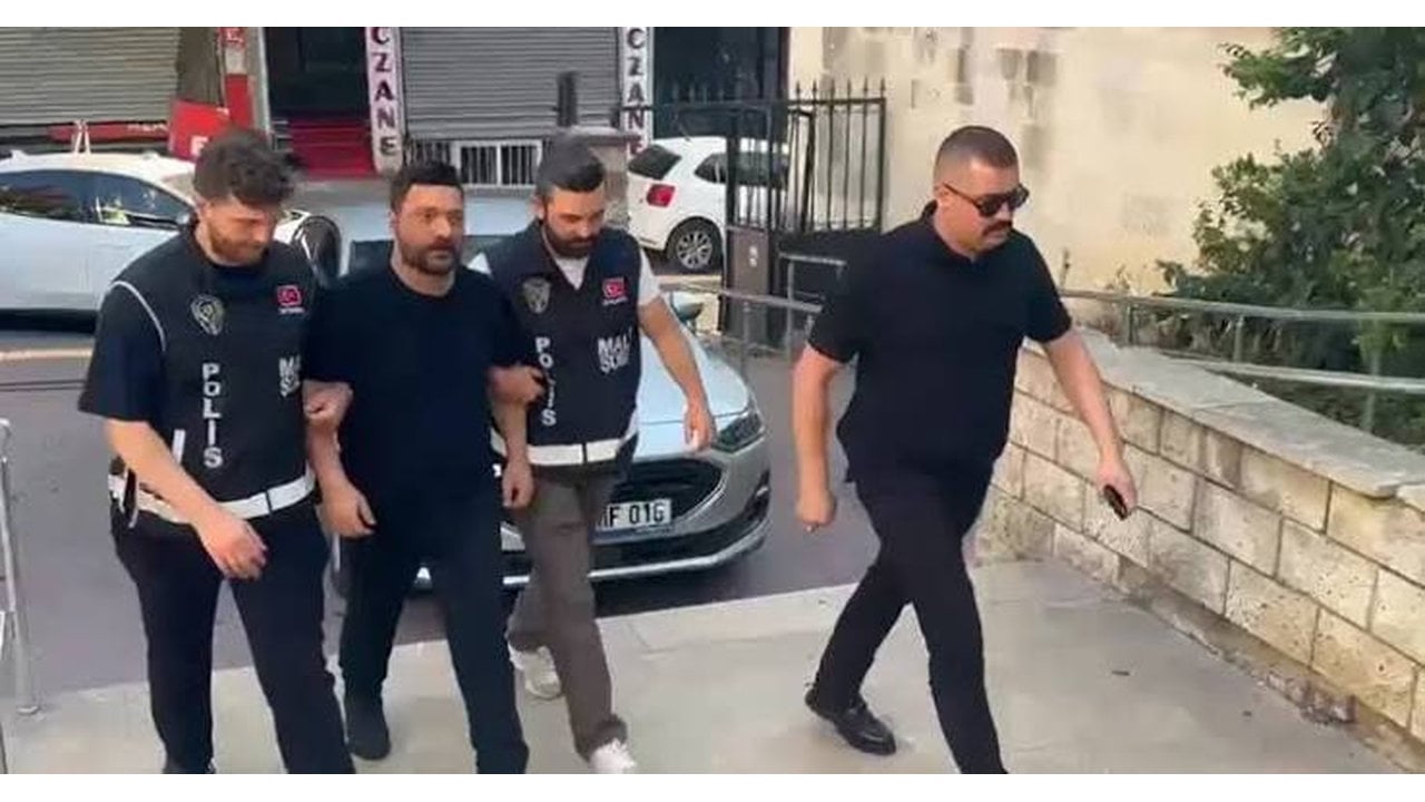 Foto - Bir saniye bile düşünmeden o hamleyi yaptı! Gözaltına alınan Oğuzhan Uğur’a ilk darbe Serdar Ortaç’tan 