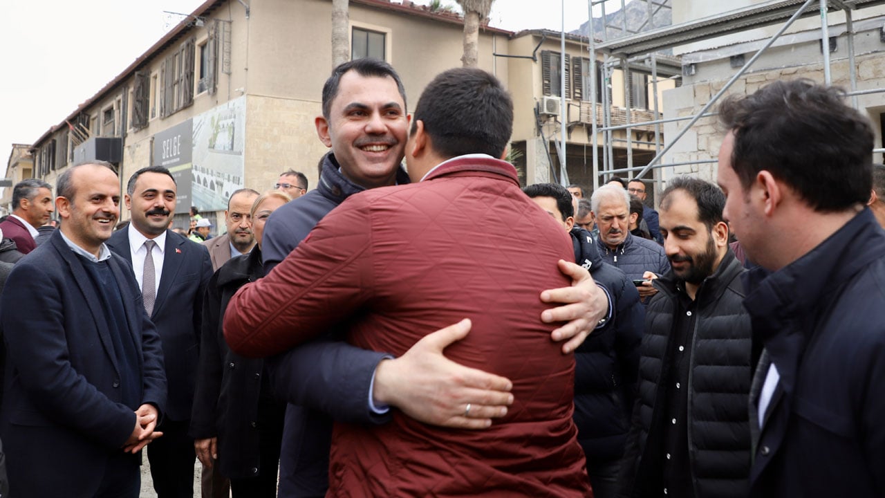 Foto - Bir şehrin umudu oldunuz: Depremzedeler Murat Kurum'u bağrına bastı!