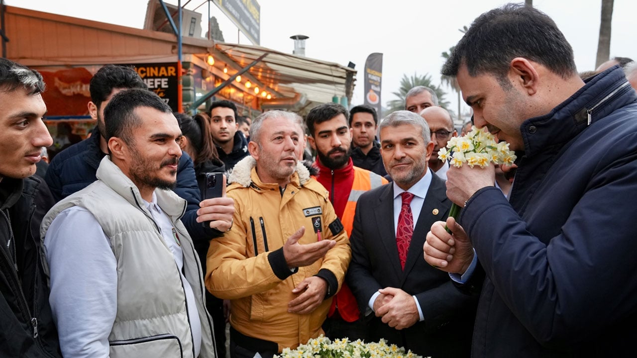 Foto - Bir şehrin umudu oldunuz: Depremzedeler Murat Kurum'u bağrına bastı!
