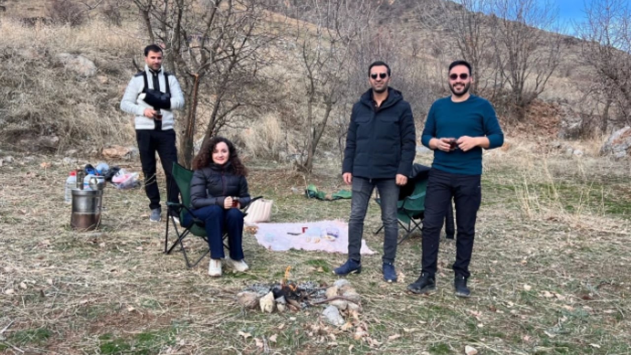 Foto - Bir taraf buz kesiyor, diğer taraf baharı yaşıyor! Aynı ilde iki mevsim şaşırttı