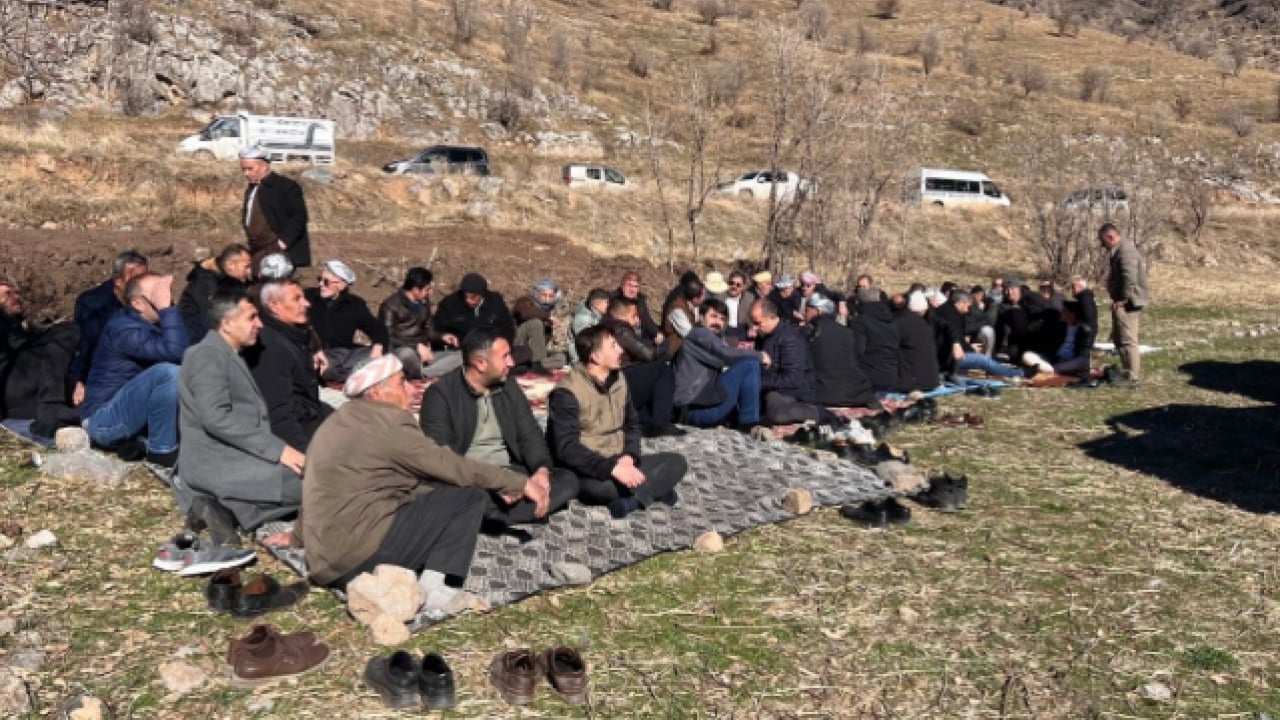 Foto - Bir taraf buz kesiyor, diğer taraf baharı yaşıyor! Aynı ilde iki mevsim şaşırttı