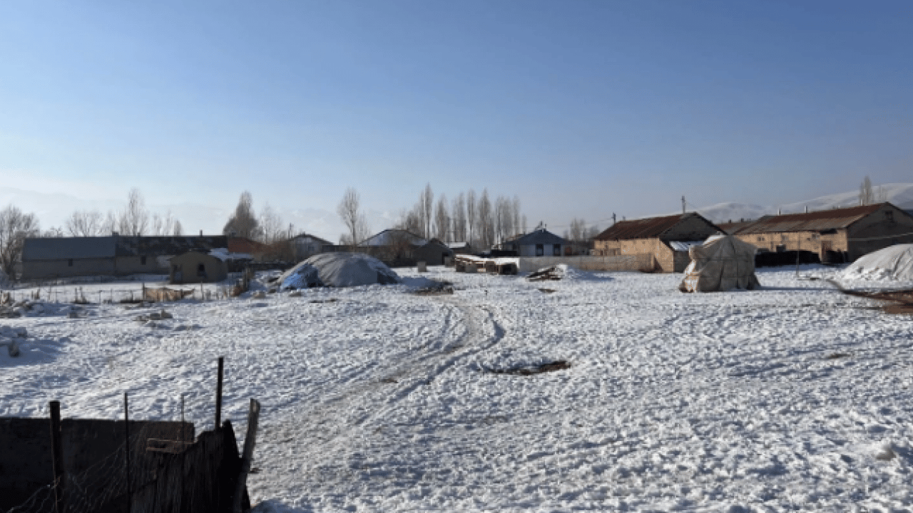 Bir taraf buz kesiyor, diğer taraf baharı yaşıyor! Aynı ilde iki mevsim şaşırttı