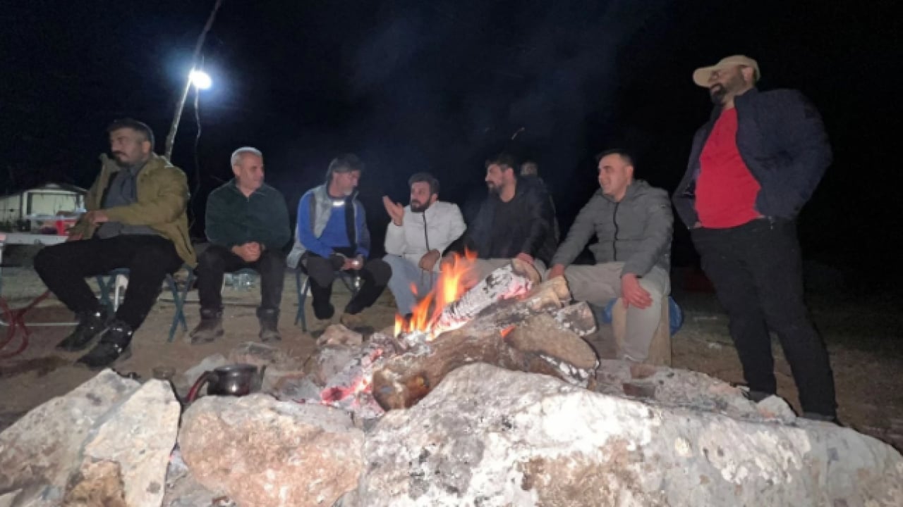 Foto - Bir taraf buz kesiyor, diğer taraf baharı yaşıyor! Aynı ilde iki mevsim şaşırttı