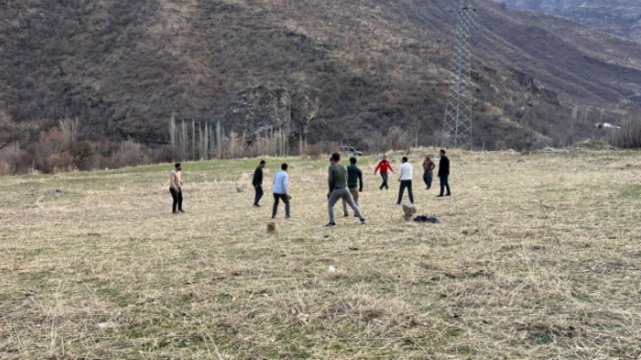 Foto - Bir taraf buz kesiyor, diğer taraf baharı yaşıyor! Aynı ilde iki mevsim şaşırttı
