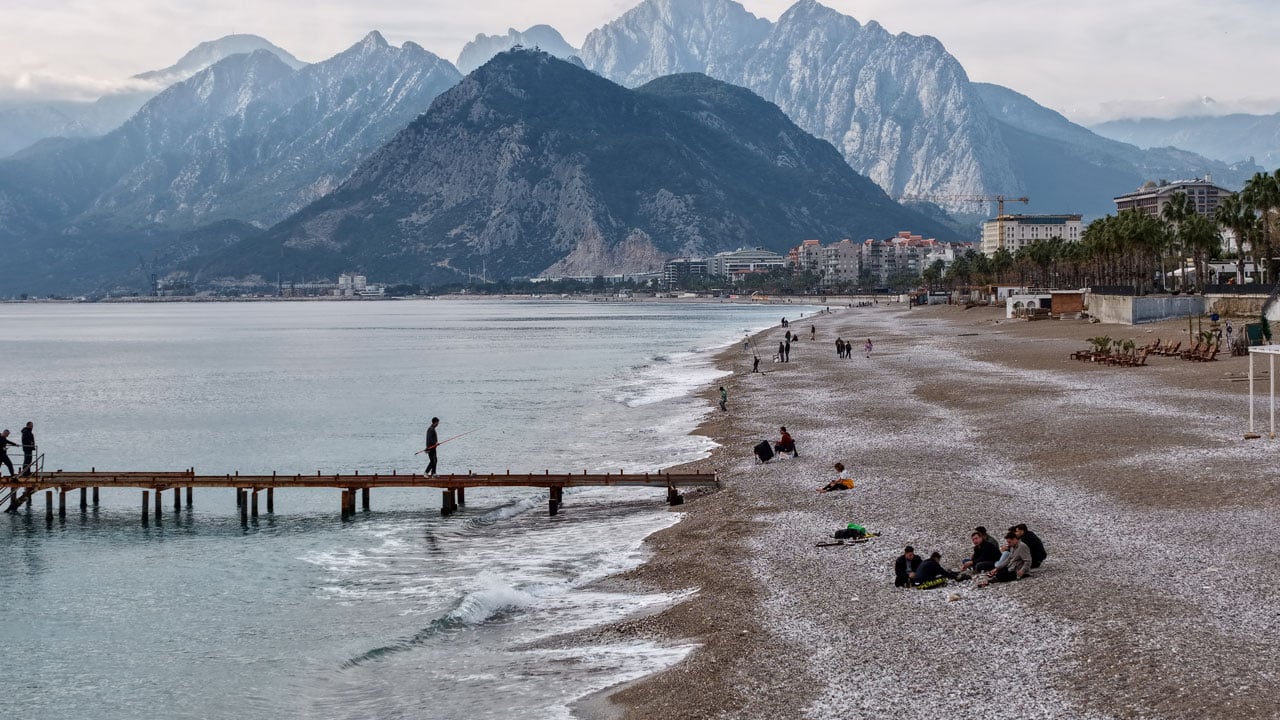 Foto - Bir yanda kar, bir yanda deniz! Antalya’da aynı karede iki mevsim
