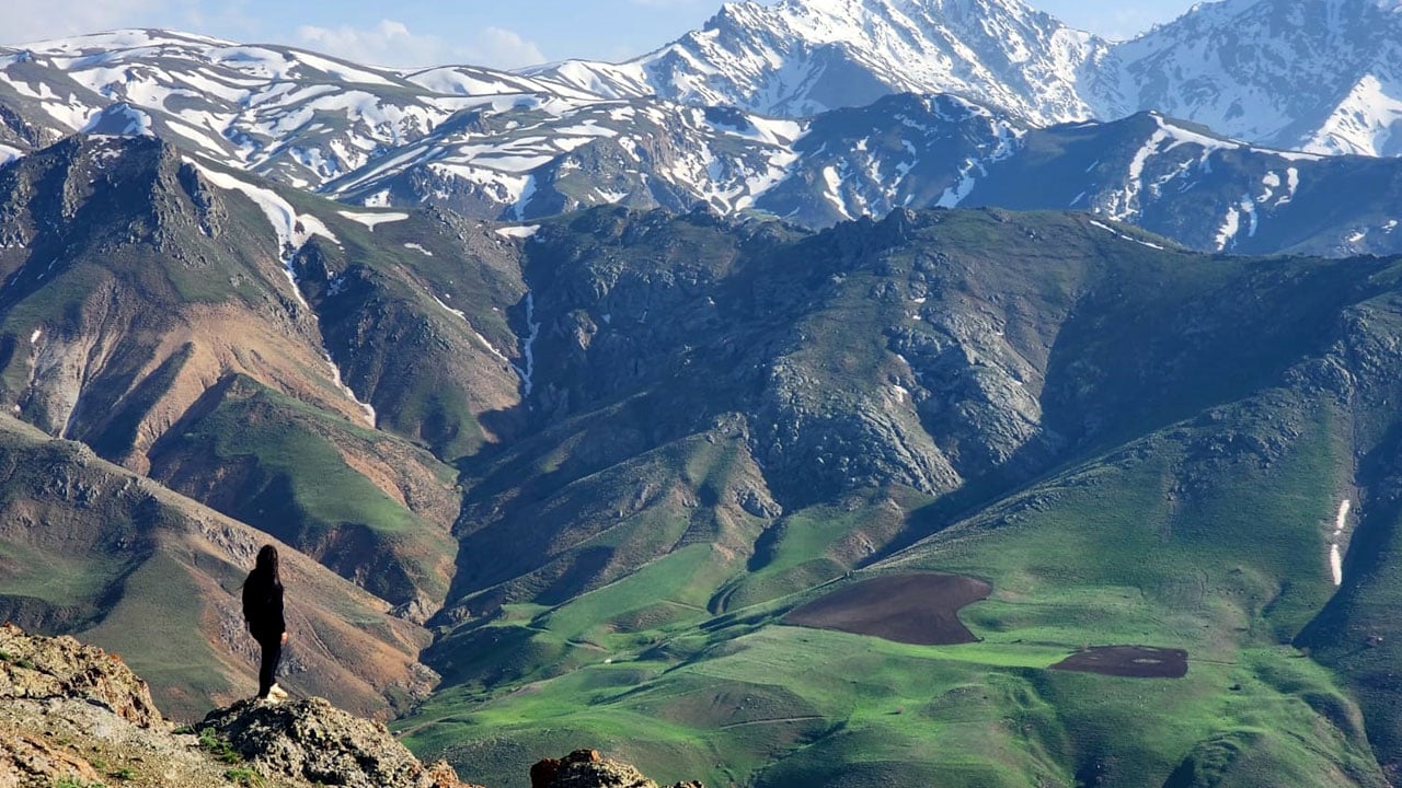 Foto - Bir yanda kar, bir yanda yeşillik! Erek Dağı’nda bahar manzarası 