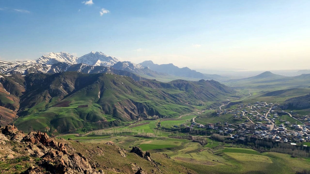 Foto - Bir yanda kar, bir yanda yeşillik! Erek Dağı’nda bahar manzarası 